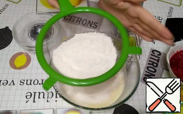 Sift the flour with cocoa, baking powder and vanilla into the dough.
