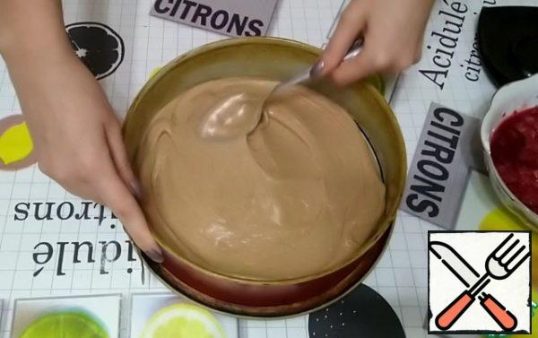 Pour the dough into a form lined with parchment paper. Leveling up.