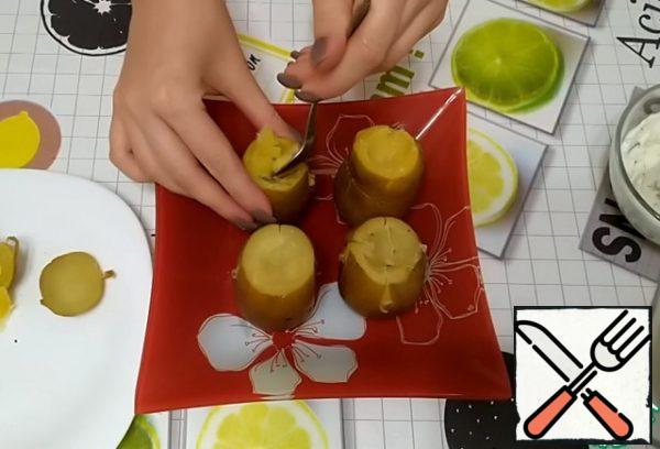 With a spoon, remove a little pulp.