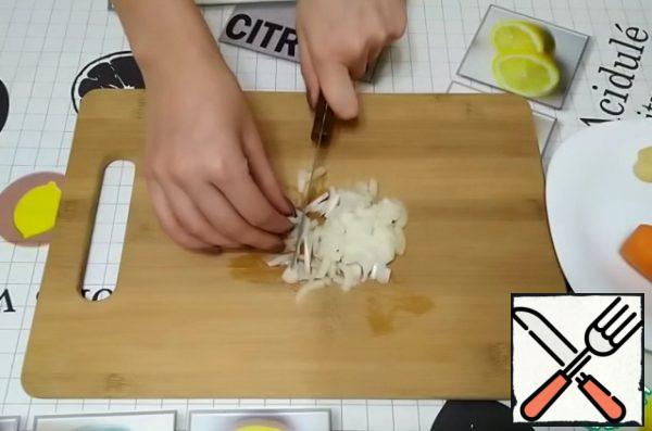 While the potatoes are cooking, prepare the ingredients for the filling.
Finely chop the onion.