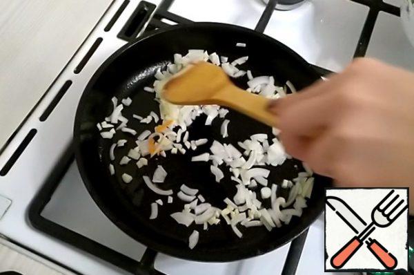 In a frying pan, heat the vegetable oil.
Fry the onion and garlic for a couple of minutes.