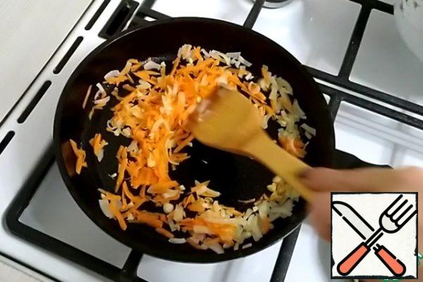 Add the grated carrots. Fry for another 2 minutes.