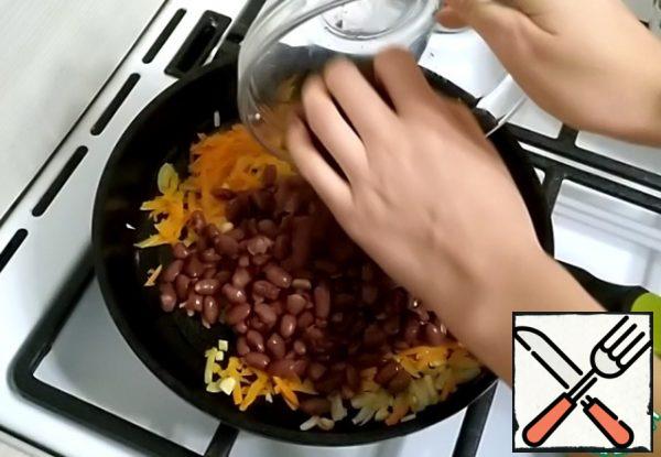 Pour out the red beans. You can use boiled or canned food.