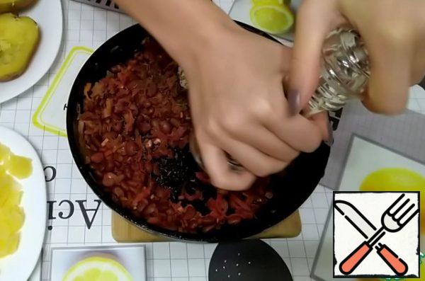 In the filling, add a little butter, ¼ teaspoon of sugar, thyme, ground black pepper.
