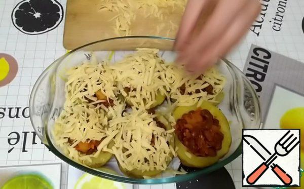 The baking dish is greased with oil.
Transfer the stuffed potatoes.
Sprinkle with grated cheese on top. I have Gouda.