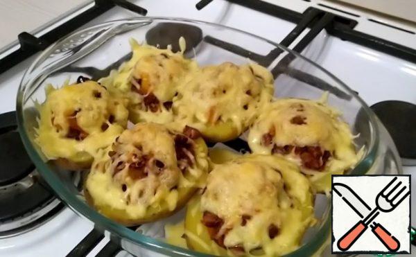 Such potatoes can be served as an independent dish or as a snack.
A great addition will be a fresh vegetable salad.
Bon Appetit!