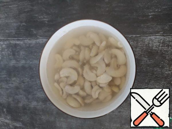 Place the cashews in a bowl and cover with warm water, 5cm above the nuts. Soak for at least 4 hours (up to 8 hours).