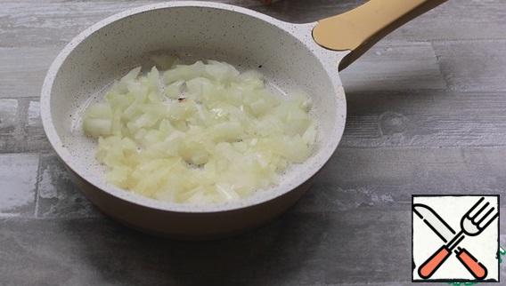 In a frying pan, pour vegetable oil, heat, put the chopped onion, fry until transparent.