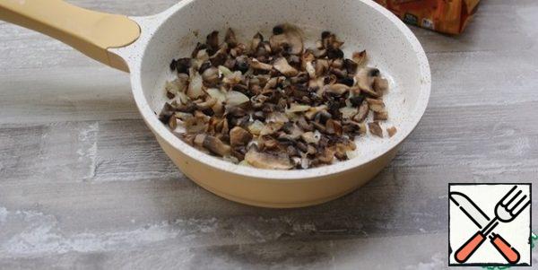 Add the chopped mushrooms, fry until the mushrooms are ready