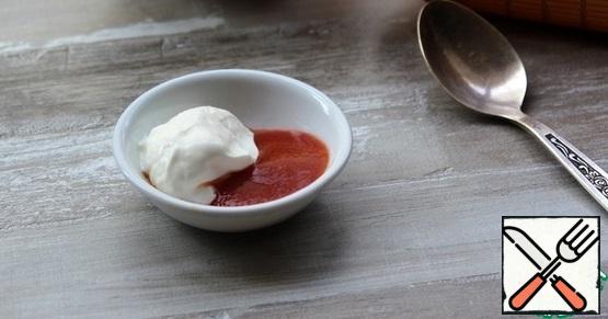 Mix sour cream with tomato paste, stir