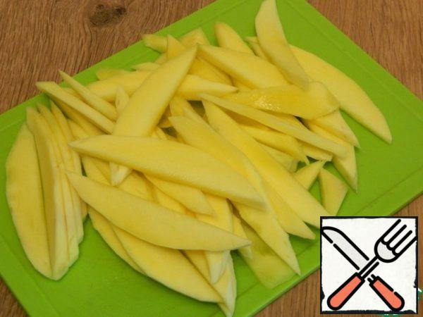 Cut the mango into thin slices.
