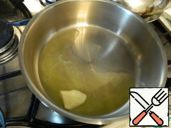 In a saucepan with a thick bottom, put a piece of butter.