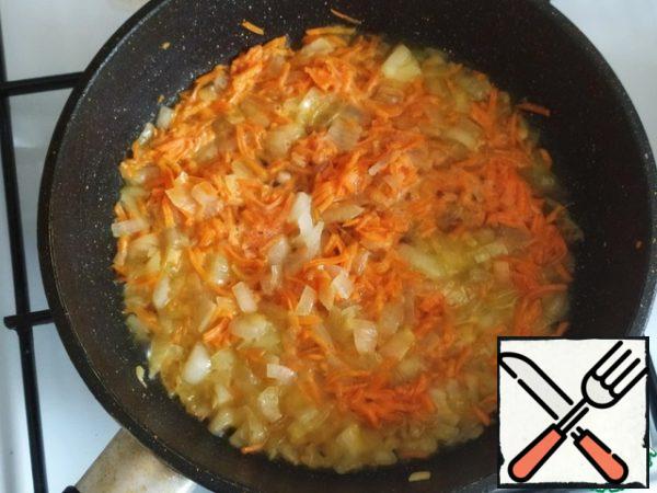 Finely chop the carrots and onions and fry in vegetable oil until tender.