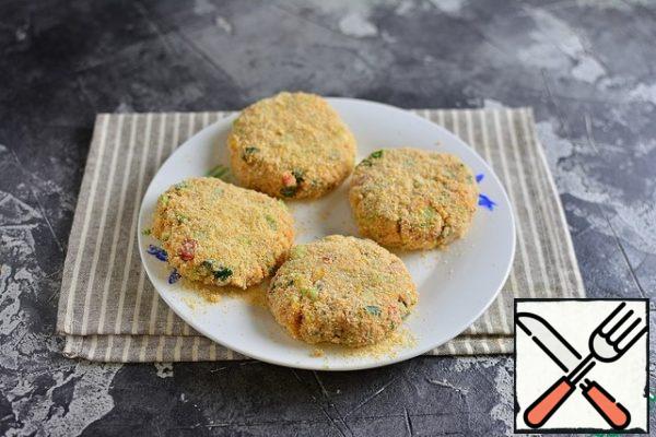 With your hands, form dense balls of minced meat (I have 4 pieces), then roll them well in breadcrumbs and give the desired shape of cutlets.
