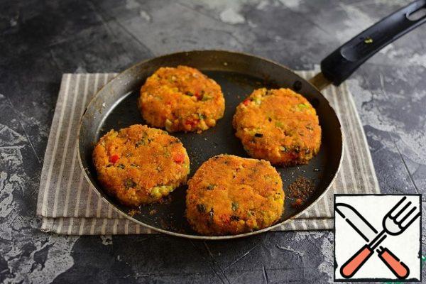 Fry in a non-flammable, well-heated frying pan, greased with oil.
Since the boiled hot millet is very tender, then turn the cutlets carefully 1 time, only when one side is well fried. Then, under the lid, fry for 8 minutes.