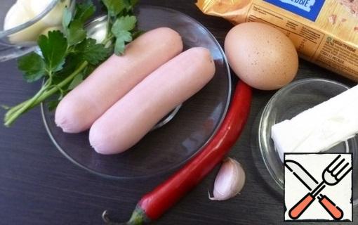 Prepare the ingredients. Boil the egg hard-boiled, boil the sausages.
The number of ingredients is conditional, depending on the number of sandwiches.