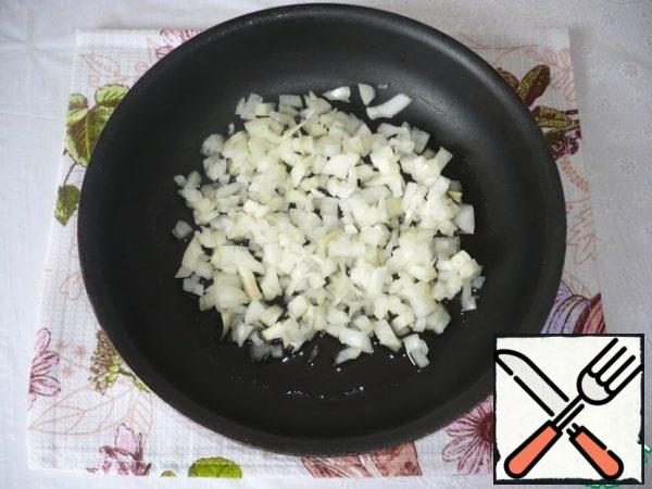 Cut the onion into small cubes and fry in vegetable oil.