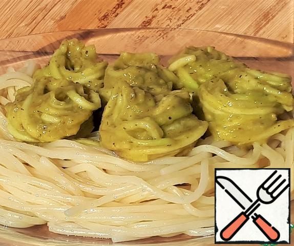 Boil the spaghetti, lubricate them with olive oil. Spread the spaghetti on a platter, put the zucchini spaghetti on top. Thanks to the juicy zucchini and the buttery avocado sauce, the pasta turns out very tender with a harmonious taste.