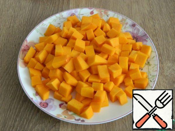 We will prepare the necessary products. For serving, I'll take buckwheat loaves. Cut the pumpkin into cubes.