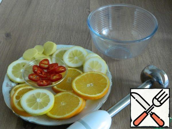 Prepare a container where we will grind citrus fruits.