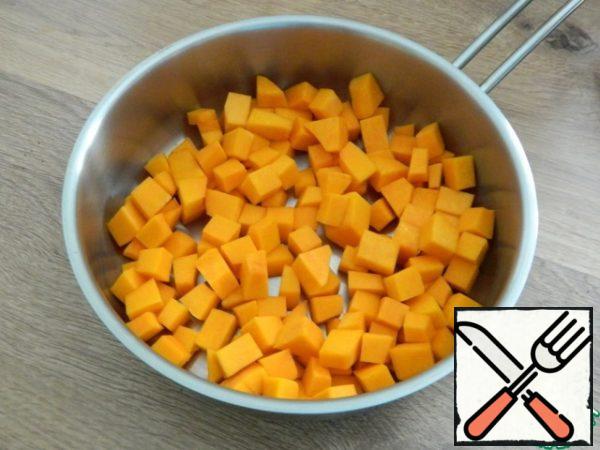 In a saucepan with a thick bottom, put the pumpkin.