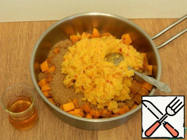 Add all the spices, sugar, crushed fruit with ginger and pepper to the pumpkin, add a little salt.