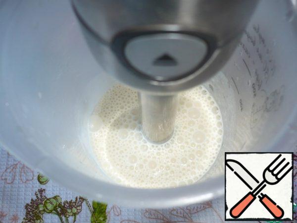 Beat the whole mass well with an immersion blender (this takes about 4-5 minutes). The liquid will turn white and thicken slightly.