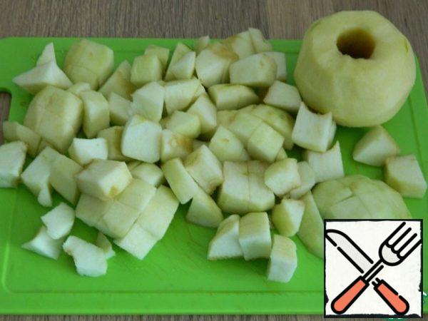 While the onion is frying, cut the peeled apples into pieces.