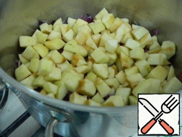 After the onion, put the apples in the pan and continue to simmer on the lowest heat.