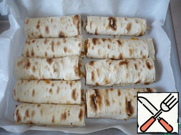 Place the finished rolls on a baking sheet lined with parchment paper.