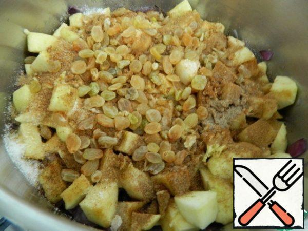 A mandatory component of the sauce is yellow raisins, it is added next.