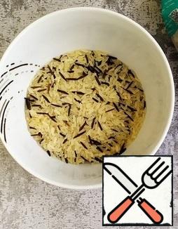Next, wash the mixture of golden rice and wild rice with water 2-3 times.
