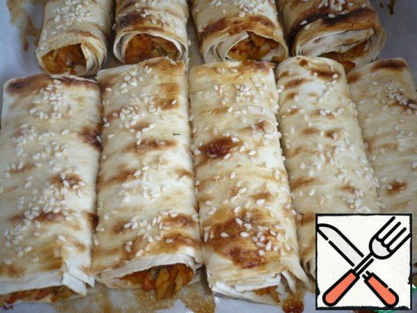 We put the form with rolls in the oven at a temperature of 160 degrees for 10 minutes.