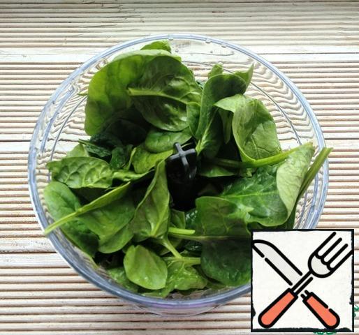 Wash the spinach and dry it on a towel. Then put it in a blender.