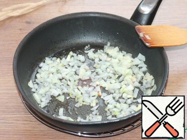 Prepare the vegetables. Peeled onion and garlic cut: onion-small cubes, garlic-chop with a knife. Fry the onion in preheated vegetable oil first and after 2 minutes add the garlic.