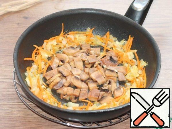 Cut the prepared mushrooms into small cubes and add them to the pan with the vegetables. Fry, stirring occasionally, for 5 minutes.
