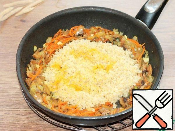 Vegetables and mushrooms are pushed to the edge of the pan and add to the middle of the bulgur. Dry it (1 min.), add 1 tbsp. l. vegetable oil, sprinkle with curry and fry, stirring, for 1-2 minutes.