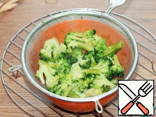 Broccoli is divided into inflorescences and cut into portions. Blanch the cabbage in boiling water. Then pour water into a saucepan, bring to a boil and spread the cabbage, salt and cook over low heat for 5-10 minutes or until tender.
Toss the finished broccoli in a colander.
