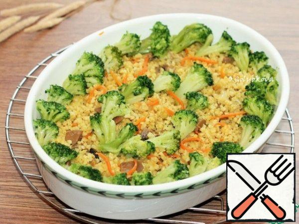 Add the broccoli to the finished bulgur with the vegetables and mix. Serve the finished dish to the table hot.

