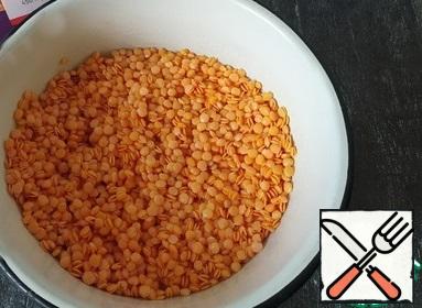 Soak the lentils in water and leave them overnight. In the morning, we drain the water, and wash the cereals several times (this is for those who are afraid of bloating from legumes). If there are no problems, just rinse under running water.
