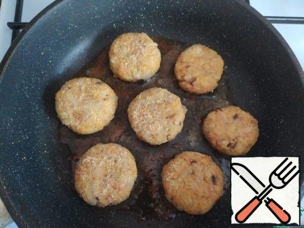 We form small cutlets and fry them in vegetable oil.