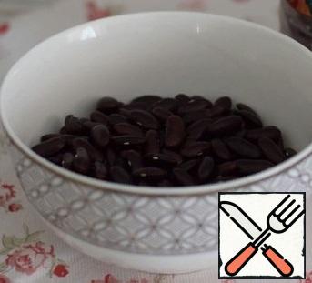 Soak the beans for 12-14 hours in water. I'm making a filling for dark red bean pies.
Drain the water from the beans, rinse and boil the beans until tender.