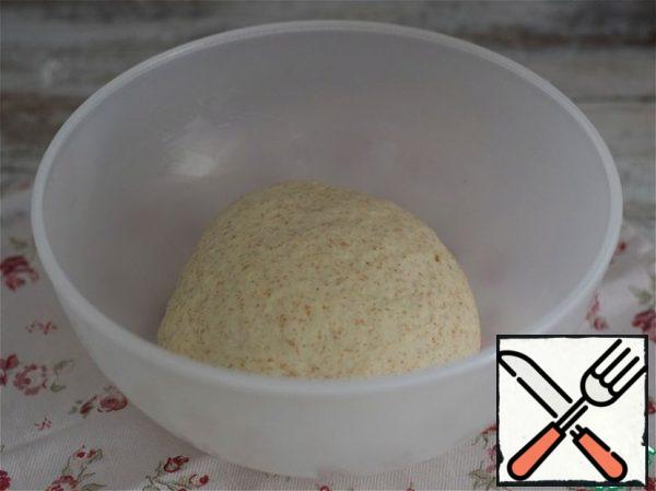 Dough.
In the sifted flour, pour warm water, corn (any vegetable) oil, the sourdough that has come up, add salt, sugar and bran. (it is better to use wheat or rye bran)
Knead a smooth, soft, plastic dough. Immediately pour all the flour is not necessary. You may need to adjust the amount of it.
The container with the dough is tightened with food wrap and put in the heat for 35-40 minutes for the approach.