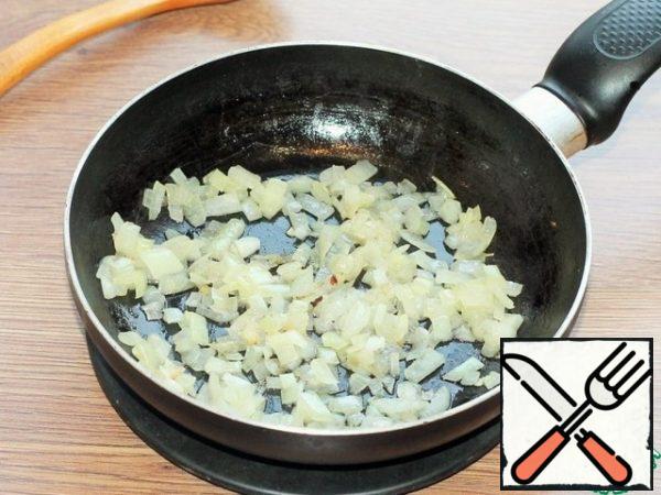 In garlic oil, fry the peeled and finely chopped onion.