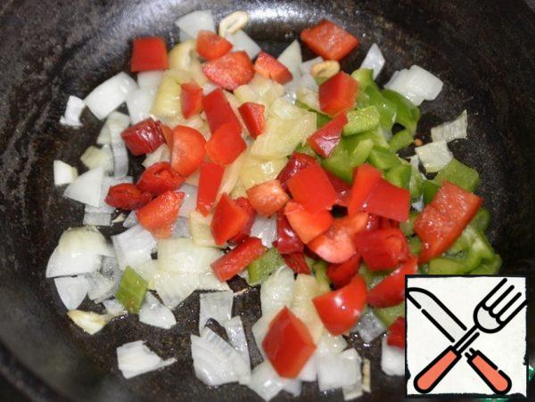 Put the peppers in a frying pan, fry over medium heat for 5 minutes.