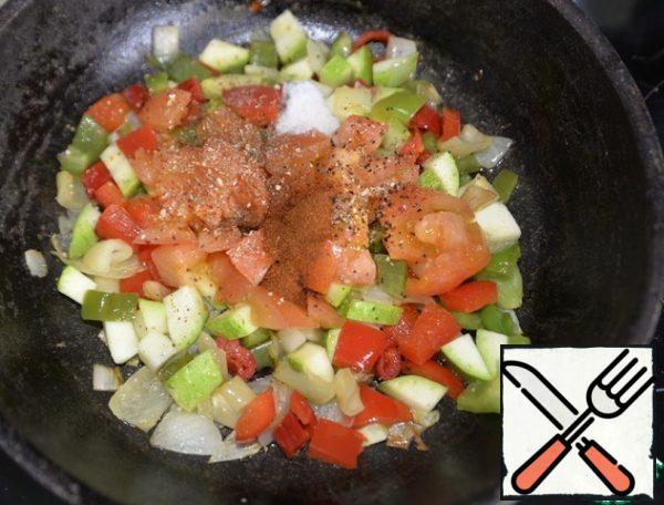Put the diced tomato, add salt, a mixture of peppers, paprika, Italian herbs. Stir and simmer for 5 minutes over medium heat.