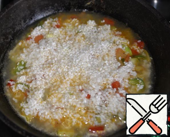 Evenly distribute the rice on top of the vegetables. Pour boiling water.
Bring to a boil and cook over medium heat for 20 minutes until tender.