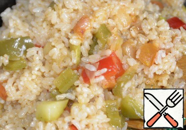 Mix the finished rice with the vegetables.
