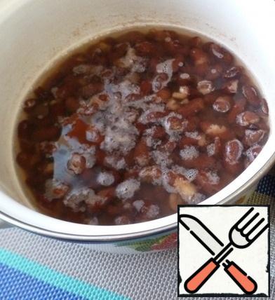 Prepare the ingredients for the beans. Cook the beans until soft. You can even digest it, so that it is as soft and tender as possible.