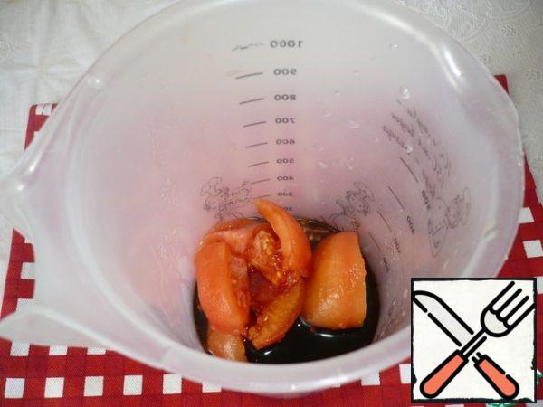 To prepare the sauce: peel the tomatoes, cut them into quarters, put them in the bowl of a blender, add soy sauce, maple syrup, if desired, you can add a pinch of chili pepper.